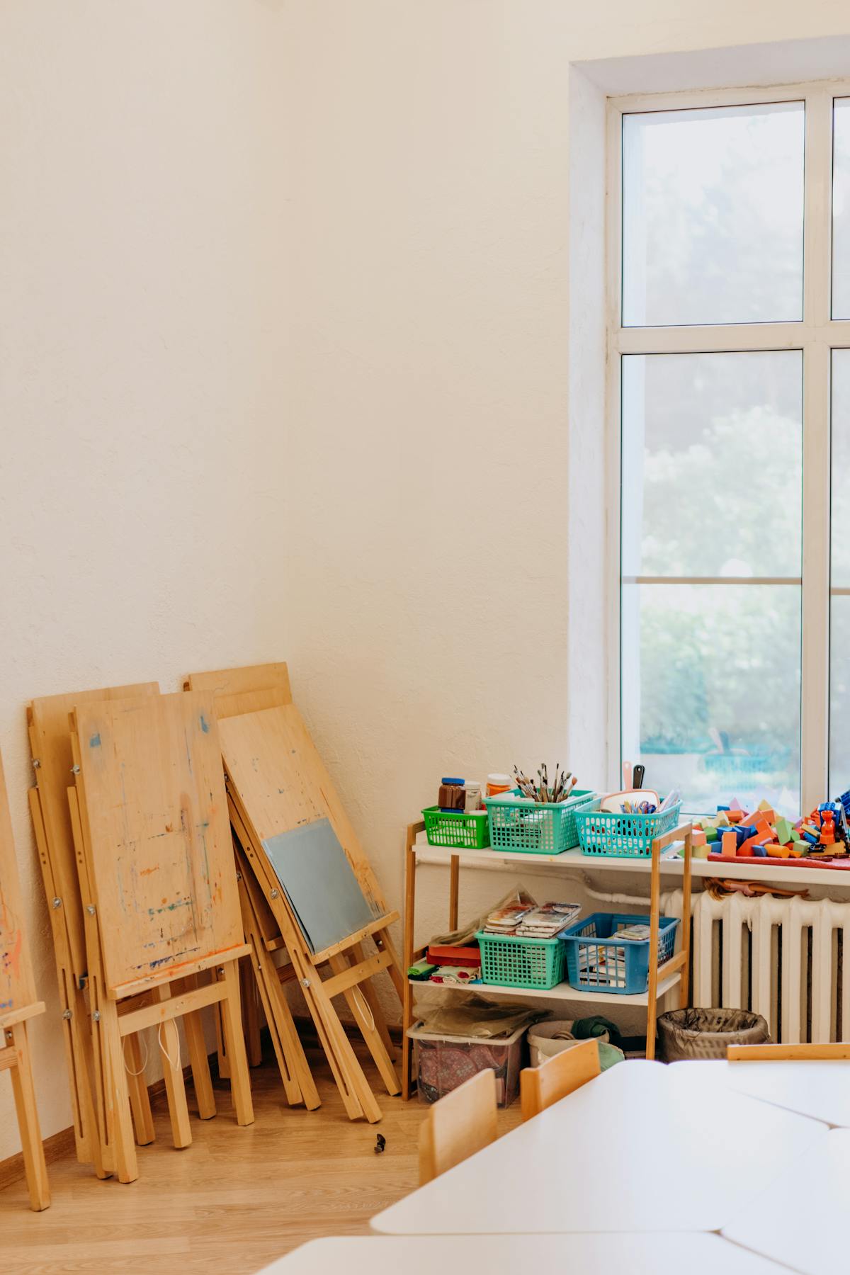 Le coin atelier et arts plastiques de la classe