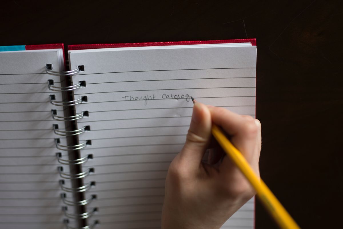Un enfant qui écrit dans un cahier