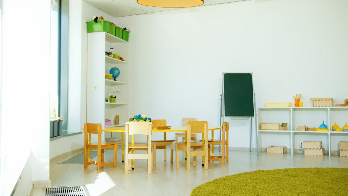 Une salle de classe de maternelle lumineuse